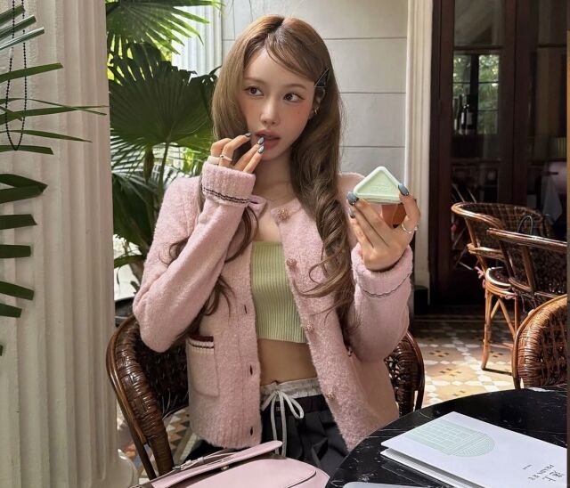 「マキシムモデル」チョン・ユナ、AIが作ったかのような人形ビジュアル  
（マクシムモデル チョン・ユナ、AIがつくったかのようなにんぎょうビジュアル）
