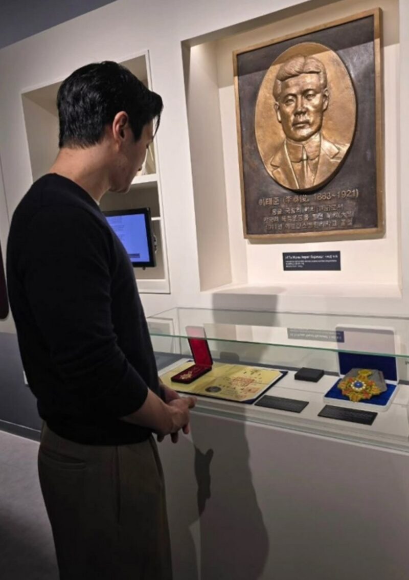 歴史学者シム・ヨンファン、「政治色論争」のチェ・シウォン擁護「数少ない芸能人、私がよく知っている」