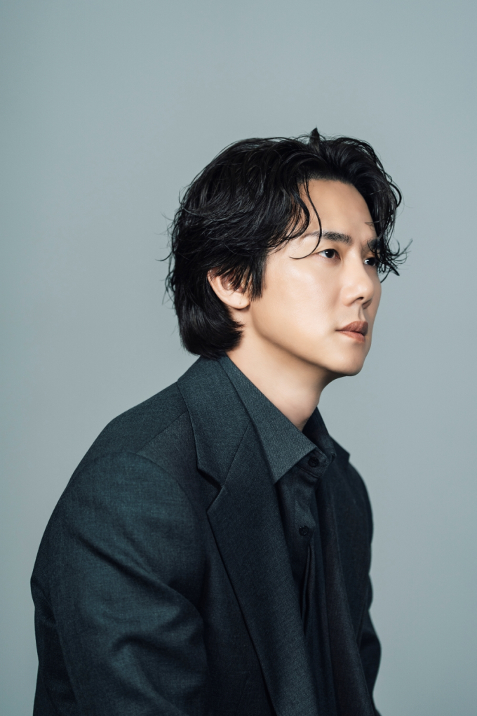 ユ・ヨンソク、新ドラマ『ライアー』ポスター撮影の裏側を公開…緊張感漂うビハインドカット