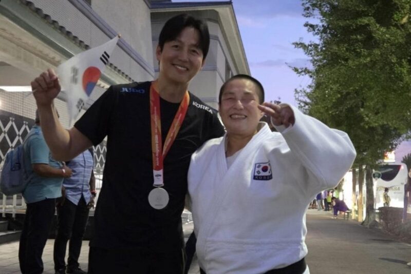 俳優イ・ジョンジン、太極旗を掲げる…写真公開