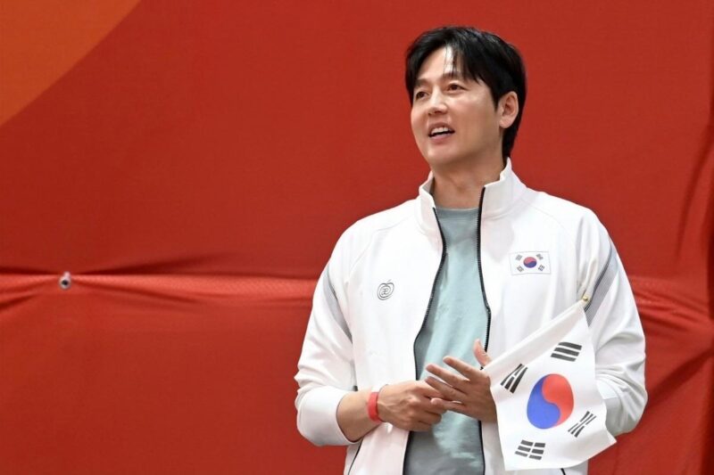 俳優イ・ジョンジン、太極旗を掲げる…写真公開