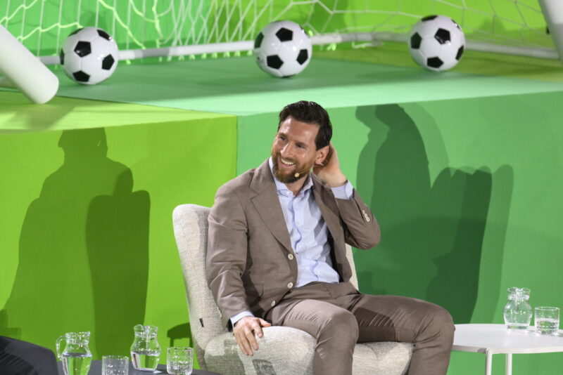 サッカーの10番目のルールは「楽しむこと」…“サッカーの神”メッシが子供たちに贈った言葉