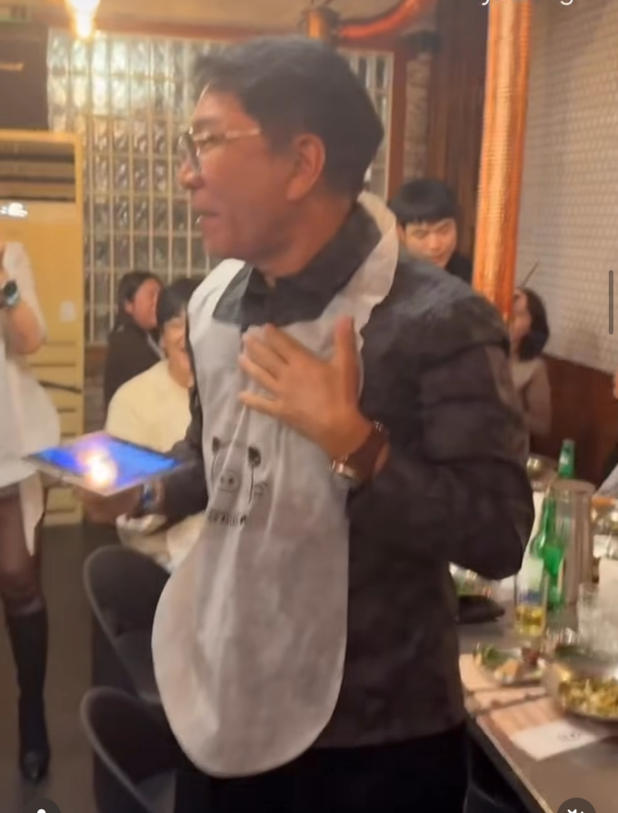 元SM代表イ・スマン氏、新人グループA2O LITEの1位獲得に感涙？焼肉店で客全員に太っ腹な振る舞い