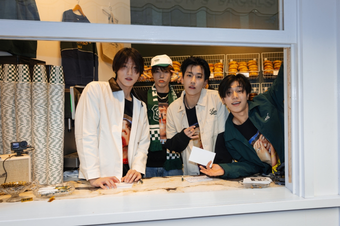 WAYF BOYSがNYの人気ベーグル店でゲリラ交流会！ファンと紡ぐ特別なひととき