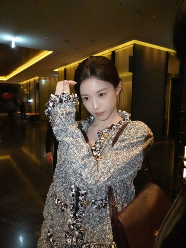 コ・ユンジョン、ジェニだけが「人間シャネル」かと思いきや…ツイード着て“人形ビジュアル”