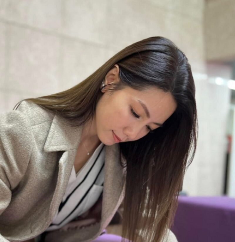 「大腸がんステージ3→腹腔転移」…有名女優、インタビュー中に亡き父に言及し号泣