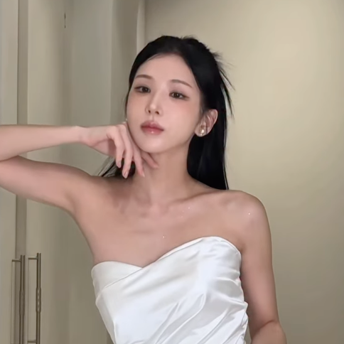 俳優カン・ソグの娘カン・ダウン、華やかなドレス姿を公開「1日体験」と伝えて注目