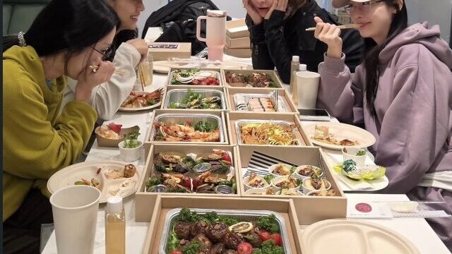 Fin.K.Lメンバーが再集結！ファンからの豪華差し入れに笑顔で応える姿を公開