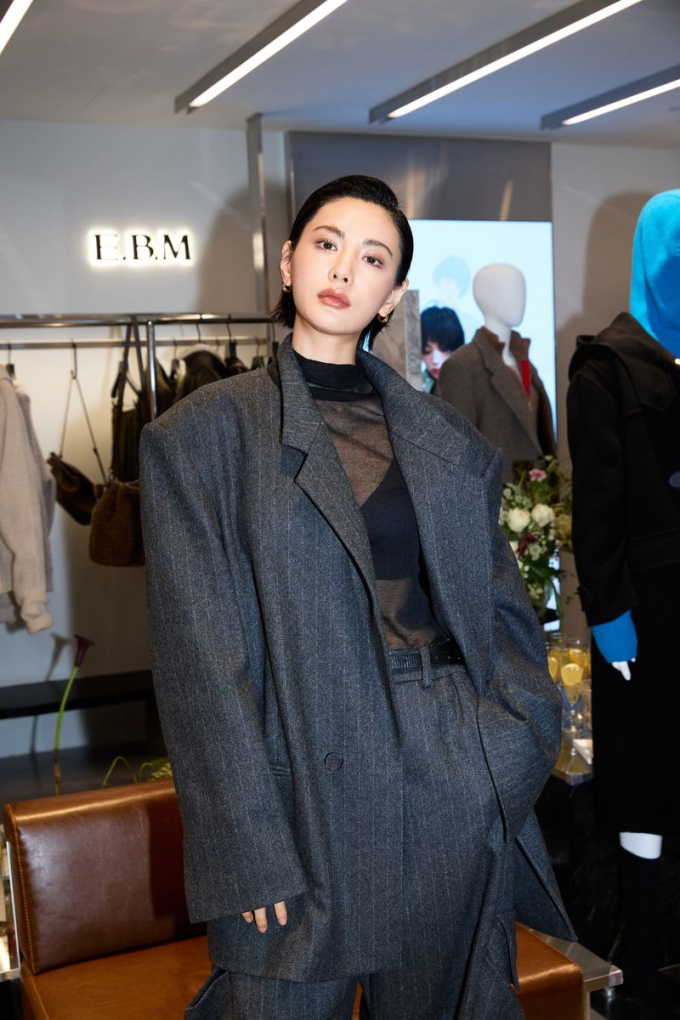 ナナ、サイン会を盛況のうちに終了 圧倒的なビジュアルに視線集中