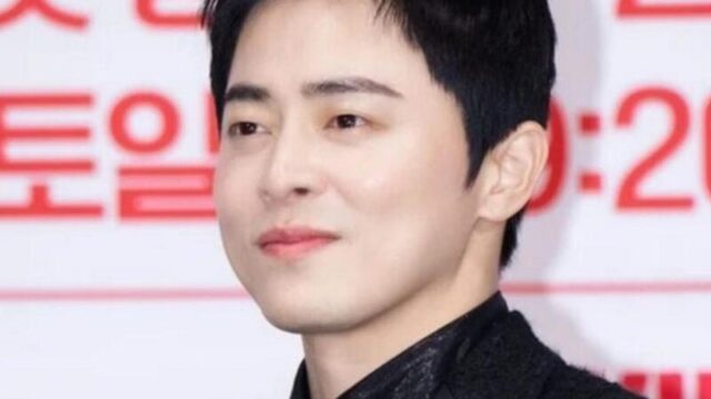 俳優チョ・ジョンソク、公演中に「事故」…緊急事態発生