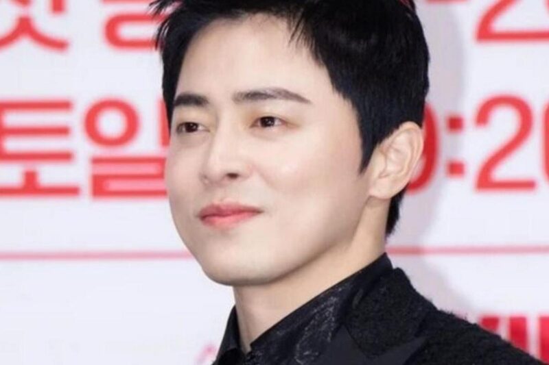 俳優チョ・ジョンソク、公演中に「事故」…緊急事態発生