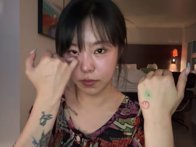 MAMAMOOフィインがライブ配信で涙、全盛期への未練と葛藤を吐露し議論に