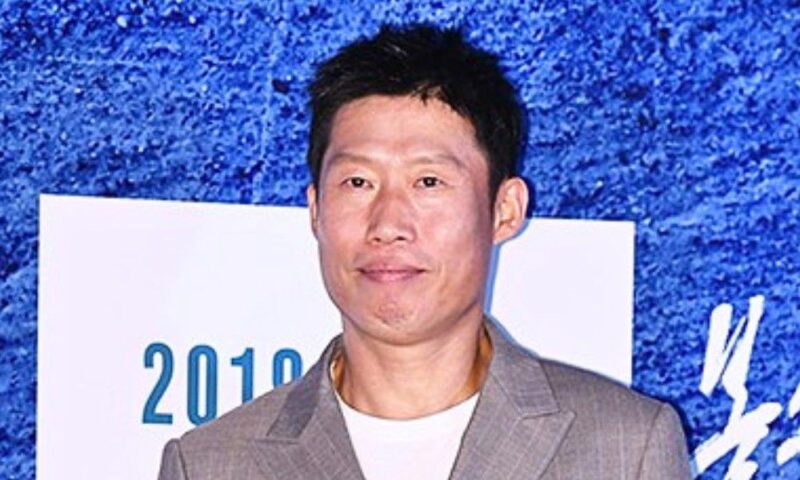 「暗殺者(たち)」騒動のさなか…ユ・ヘジン、大統領表彰受賞濃厚→審査時期に注目