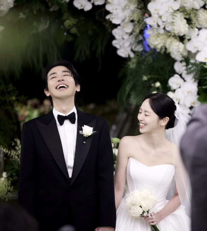 『ソンジェ背負って走れ』出演ソン・ジホと歌手キム・ソリが結婚式を挙行、幸せな夫婦ショットを公開