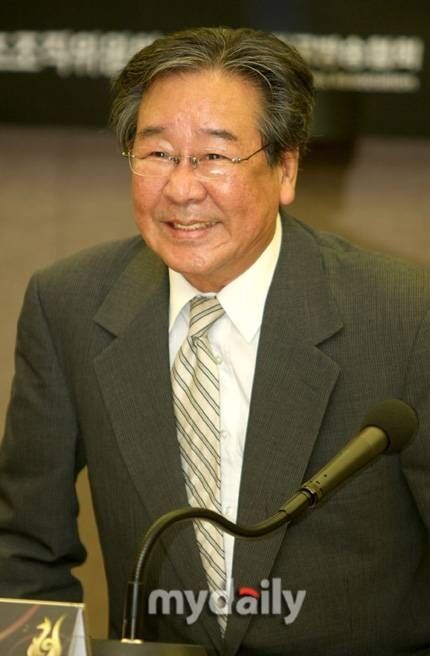 「ただ涙のみ」…故・崔不巖氏死去に追悼の波、告別式場はソウルアサン病院