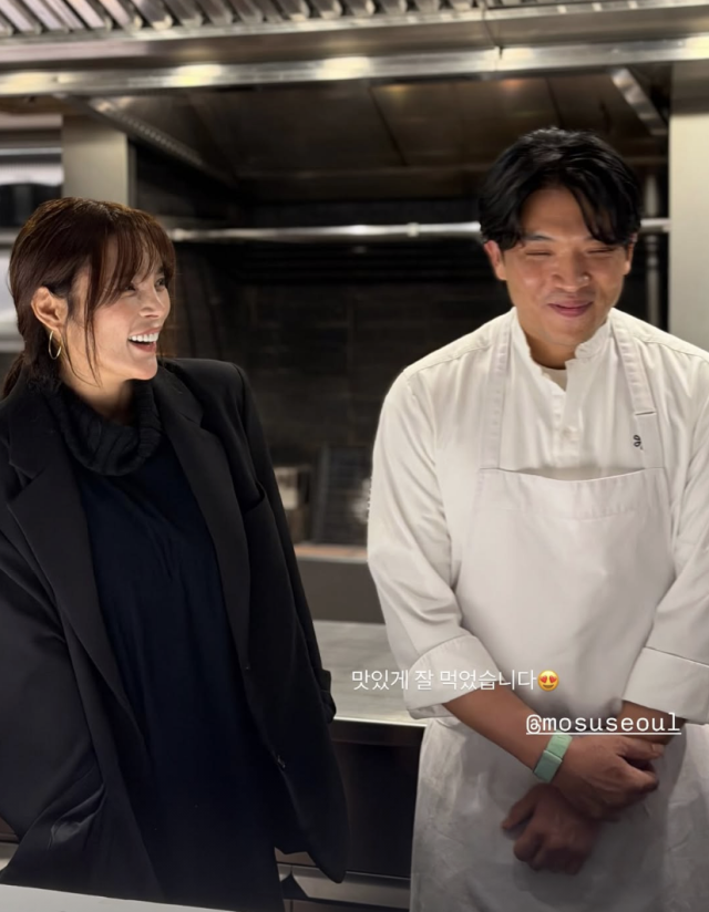 「ワイン騒動」アン・ソンジェ、活動休止のはずが…美人女優とまさかの2ショット